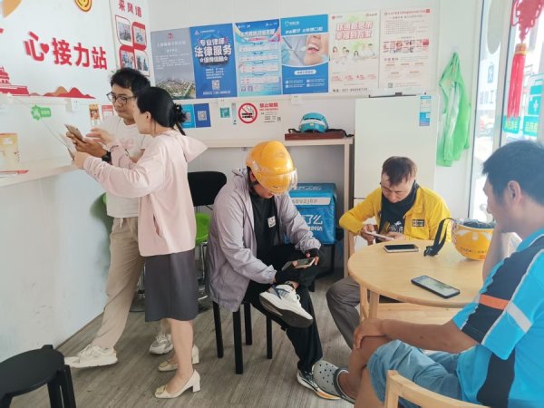 配资平台网 围墙内外，共织暖网：嘉定区新成路街道的街区治理密码